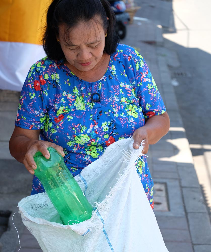 海洋プラスチック Scジョンソン社 インドネシアのプラスチック汚染に対する取り組みを通じて 現地のご家庭を支援