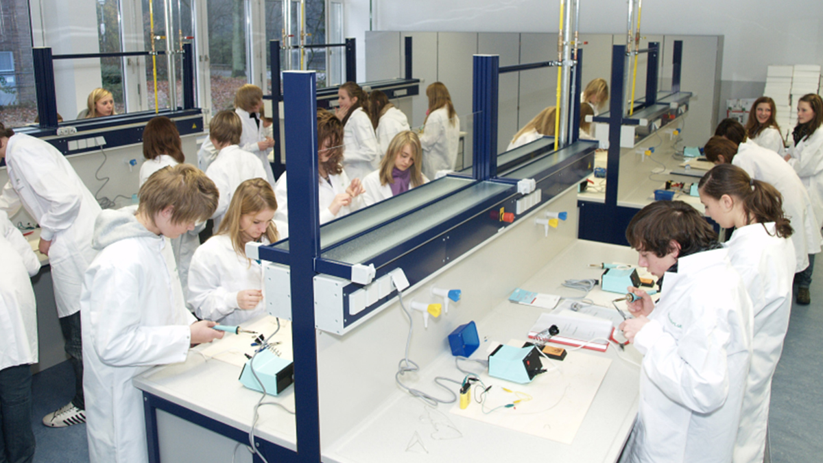 Neader Lab NeanderLAB encourages students with interest in science, technology, engineering and mathematics